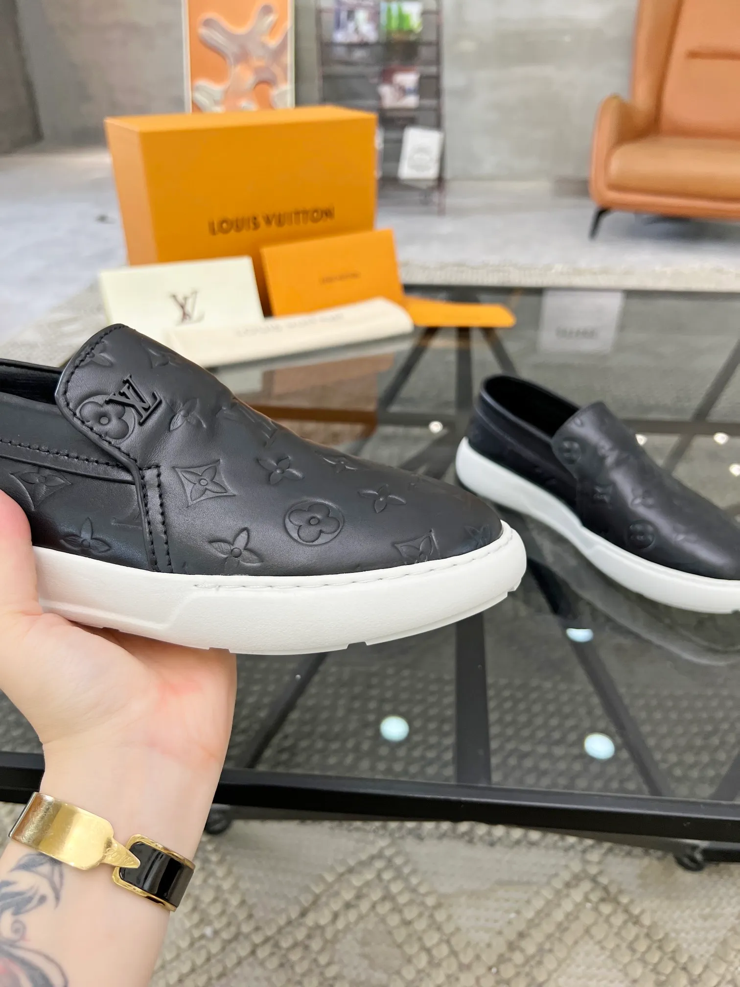Factory price: 520💰 LV🔍Top purchasing agent🇮🇹 Road The most popular sneakers are available at the same time in the super popular sports shoe counters. The uppers are made of Italian original imported cowhide fabric. The classic and generous layout is a must-have for fashionistas. The complex craftsmanship is perfectly reproduced. The imported soft water-dyed cowhide lining is padded. The soles are: original soles specially provided by the factory. The exclusive foamed molded soles are super comfortable. The original factory follows the order. 🔍🔍High quality. You can go in and out of the counter at will. Welcome to compare. Size 39-45 (38 can be ordered)